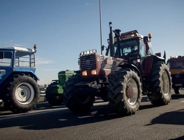 Αγρότες: Απέκλεισαν την εθνική οδό Αθηνών - Πατρών στο ύψος του Αιγίου